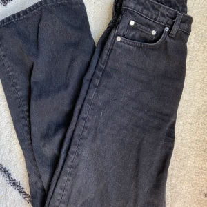 Weekday jeans - Ett par svart vida jeans från weekday. Modellen heter Ace. De är i bra skick och i fin lite urtvättad svart. Köparen står för frakt.