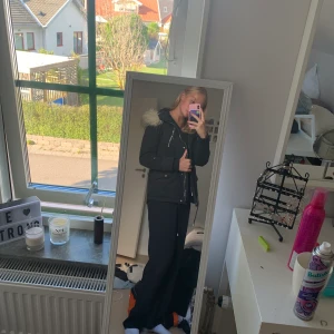 Vinter/höst jacka  - Vinter/höst jacka. Kan sjusteras i midjan, så mysig och rymlig luva. Säljes för blivit för liten. Pris kan diskuteras. Köparen står för frakten. Kan mötas upp i Lund.