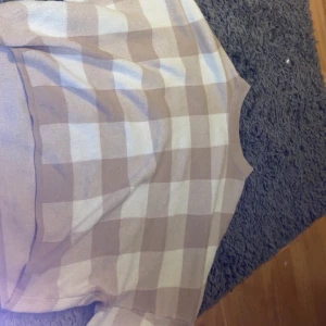 tröja - Säljer min jättefina tröja från ginatricit vit och biege rutig. Storlek M men passar mig som ör en XS