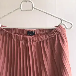 Veckad kjol från Gina Tricot. Färgen skulle jag säga är gammalrosa. Storlek XS. Använd ett fåtal gånger på grund av lite för stor på mig. 