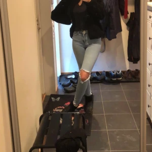 Jeans med hål - Ljusblåa tighta jeans med hål på båda knäna. Fint skick. Köparen står för frakten💓
