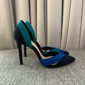 Klackskor - Grönblåa klackar 💙💚💙 Helt oanvända Storlek 38, klackhöjd 10,5 cm 