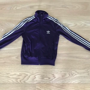 Adidas jacka - Adidas jacka i storlek tjejmodell 40. Kan mötas upp i Stockholm annars står köparen för frakten. 