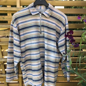 Randig Half Zip Tröja - Snygg randig tröja med krage och half zip. Liten fläck som inte tycks gå bort syns på sista bilden, men inget en lägger direkt märke till när en har på sig den! Står ingen storlek men passar XS-L. Frakt ingår 🌈