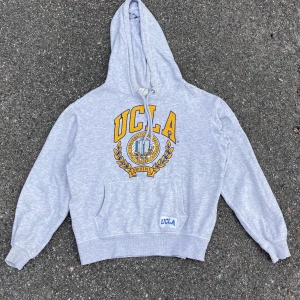UCLA Hoodie från HM - UCLA hoodie från HM. Väldigt mysig hoodie i bra skick ✌️