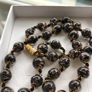 Superfint Millefiori nytt halsband ✨ - Superfint Millefiori nytt halsband ✨ Pris: 100 kr  Ask ingår 📬Kan skickas mot fraktkostnad 📍Kan mötes upp i Mölnlycke 🚭Djurfritt och rökfritt hem