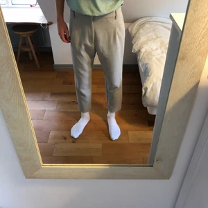 Weekday byxor  - Weekday byxor i ankellängd. Riktigt skönt material och knappt använda. Storlek M men passar 30/31 i midjan o längd beror på. Köpare står för frakt