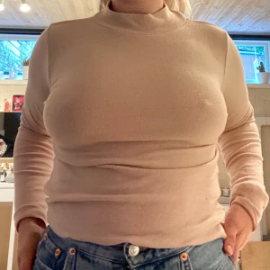 Rosa mjuk topp - Rosa/beige topp från BikBok i strl XS i super mjukt fleece material. Knappt använd!🥰