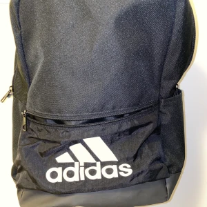 Adidas ryggsäck - En perfekt storlek på denna Adidas ryggsäck. Sparsamt använd ca 3 gånger. Nypris är ca 700 kr. Frakt på 63 kr tillkommer!