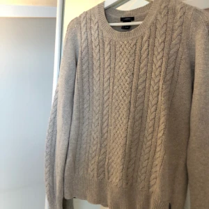 beige stickad tröja - beiga stickad tröja från Lindex i storlek 36 i mycket bra skick. köparen står för frakt. 