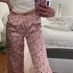 SUUPER SÖTA BYXOR💕💕💕💕 - säljer dessa super söta pyjamasbyxor som även går att använda som vanliga byxor såklart!!! sitter toppen på mig som är XS! FRAKTEN INGÅR I PRISET!!💕💕💕👍🏼💕💕