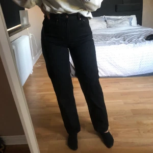 90s highwaist jeans - Populär modell från Gina tricot. Använd ca 3 gånger. Storlek 36/S! 250kr eller budgivning. Frakt 63kr
