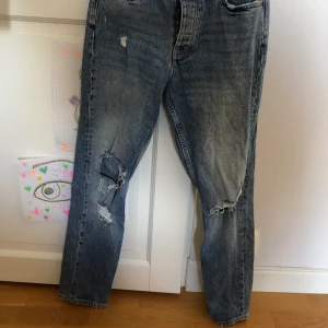 Gina Jeans - Mom jeans från Gina Tricot. Får tyvärr inte på mig de längre men har använt ganska väl tidigare. Fortfarande bra skick 9/10. Älskar hur de sitter och längden är perfekt på mig som är 168cm. 
