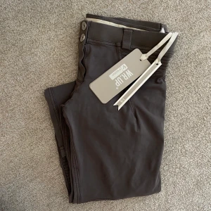 FREDDY WR.UP 7/8 - Helt oanvända, endast provade, FREDDY WR.UP byxor i storlek M, 7/8 långa. Superstretchiga och sköna!! Låg i midjan och formar rumpan fint😌 Jag är 168cm lång och väger 65kg och de passar mig perfekt! Köparen står för frakten😇