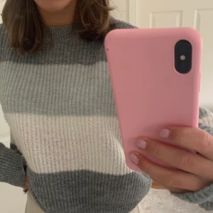 stickad tröja från na-kd - Säljer denna stickade tröja från na-kd. Storlek XXS, men passar mig som vanligtvis är en XS/S. Köpren står för frakten☺️