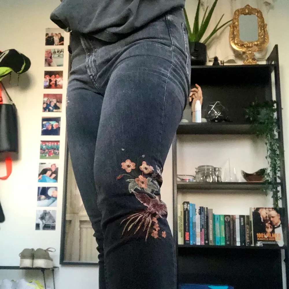 Mörkgråa jeans med broderade detaljer. Stretchiga och supersköna! . Jeans & Byxor.