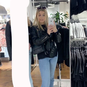 Skinnjacka  - Jättebra skick!! Endast använd några gånger. Köpt våren 2020. Nypris 599. Har bud på 300 nu