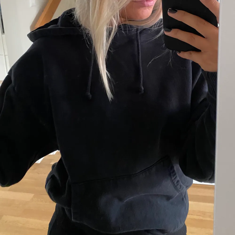 Svart vanlig basic hoodie från ASOS i storlek S. Frakten ingår redan i priset:)🖤🖤. Hoodies.