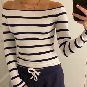 Randig topp - Vit och marinblå off shoulder topp, aldrig använd.💙🤍