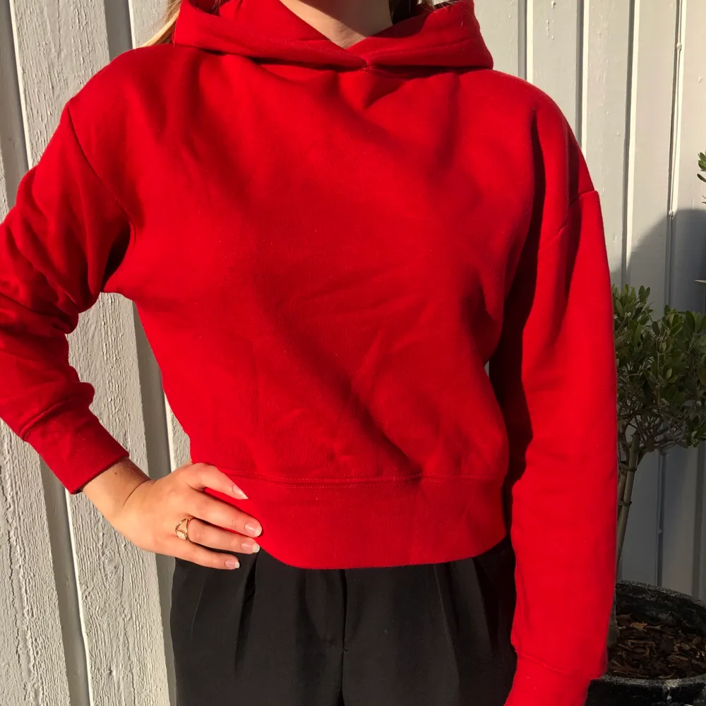 Röd cropped hoodie från zara. 50kr+ frakt, först i kvarn eller högsta bud. . Tröjor & Koftor.