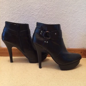  - Svarta klackskor från Tiamo Kan mötas upp i Göteborg eller skickas mot fraktkostnad