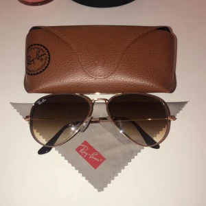 Ray Ban solglasögon  - Ord. Pris 1900kr. Snygga guldiga pilotsolglasögon från ray ban. Bra skick och använd fåtal gånger. Inga repor endast lite färg som försvunnit på märket. Modell: Aviator Large Metal. PRISET ÄR FÖRHANDLINGSBART😊Köpare står för frakt