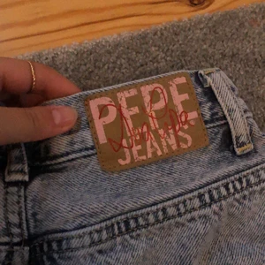 Dua Lipa Pepe Jeans - Dua Lipa x Pepe Jeans. Andvänt kanske 1 gång så i väldigt bra skicka. Passar bra på mig som är XS/S! Nypris ca 799kr