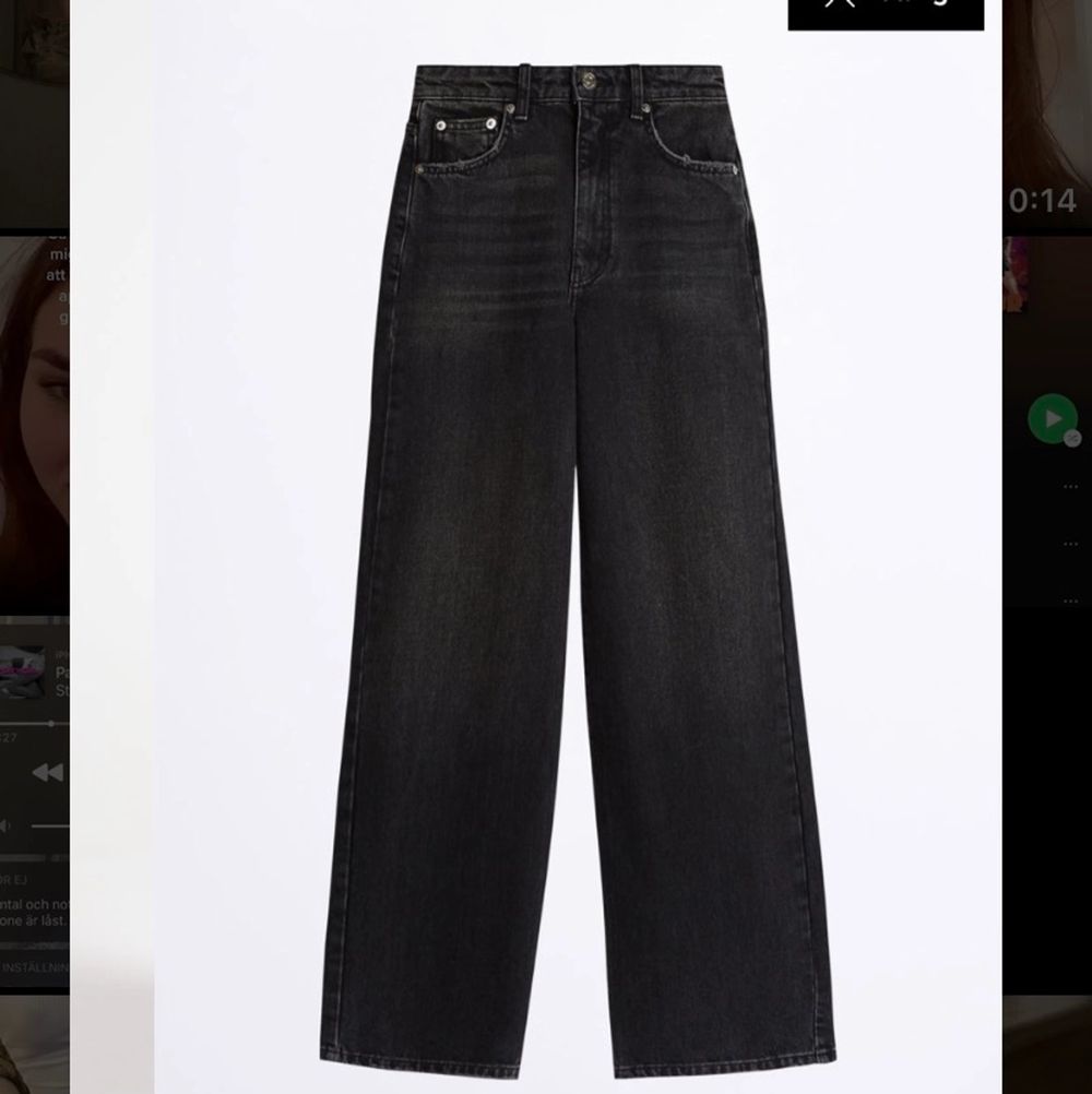 Säljer nu dessa jeans från Gina , toppskick utan  slitningar, dessa är i strlk 38 och sitter perfekt på mig som är 171cm. De sitter ungefär som på bild 1. Gråsvarta i färgen som syns på bild 2,3. Kund står för frakt eller mötas i Sthlm:). . Jeans & Byxor.