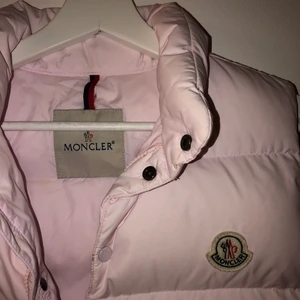 Moncler väst - Moncler väst ljusrosa storlek 152, passar även XS. 