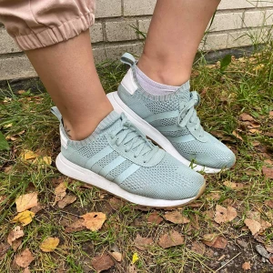 Adidas skor  - Ljusgröna/blå Adidas skor. Bekväma och luftiga. Storlek 40 men passar 39. Använda 1 gång. Pris kan diskuteras. 