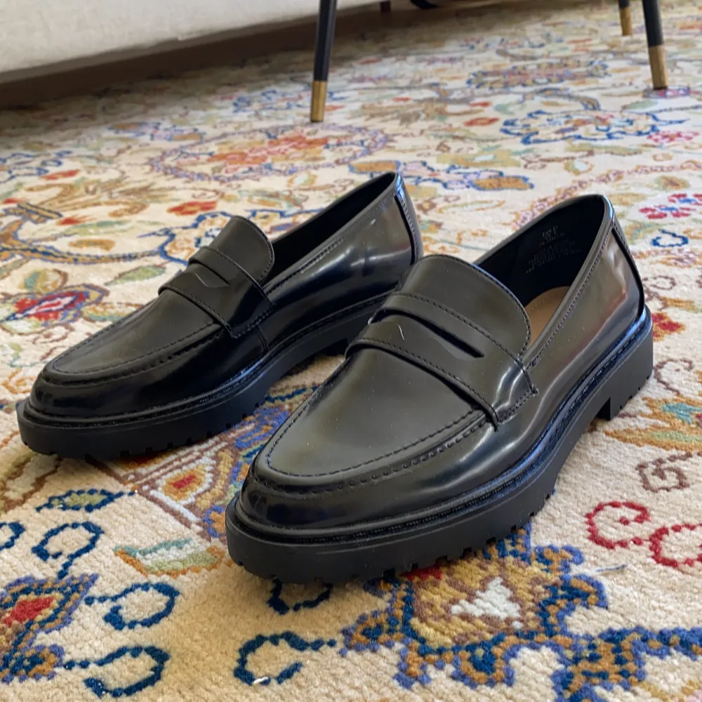 Säljer dessa sparsamt använda loafers från hm som tyvärr inte passar. Fraktes mot kostnad 🍒. Skor.