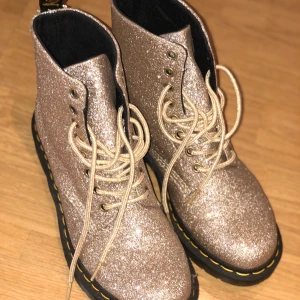 Dr. Martens strl. 39 - Skitsnygga Dr. Martens i fantastiskt skick, säljer åt min mor som inte använder dom! Frakt tillkommer.