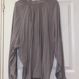 Grå skjorta. Storlek: XL - En grå skjorta från LAGER157. Storlek: XL. Prislapp kvar. Frakt tillkommer.