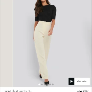 Kostymbyxor  - Säljer dessa byxor från nakd. Aldrig använda