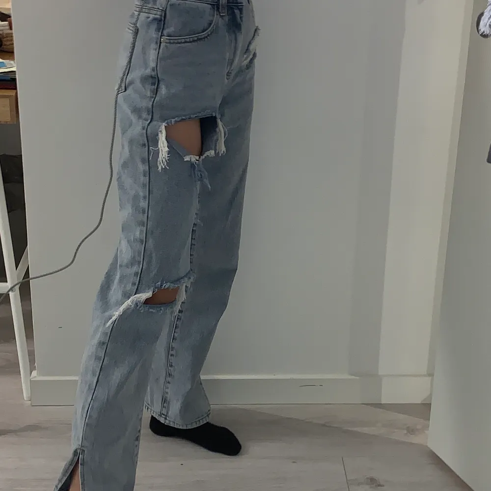 Säljer dessa sjukt snygga jeans med hål och slits nere! Dem är sjukt coola men tyvärr inte min stil. De är använda 2 gånger så helt ny skick! Frakt tillkommer😇😇. Jeans & Byxor.