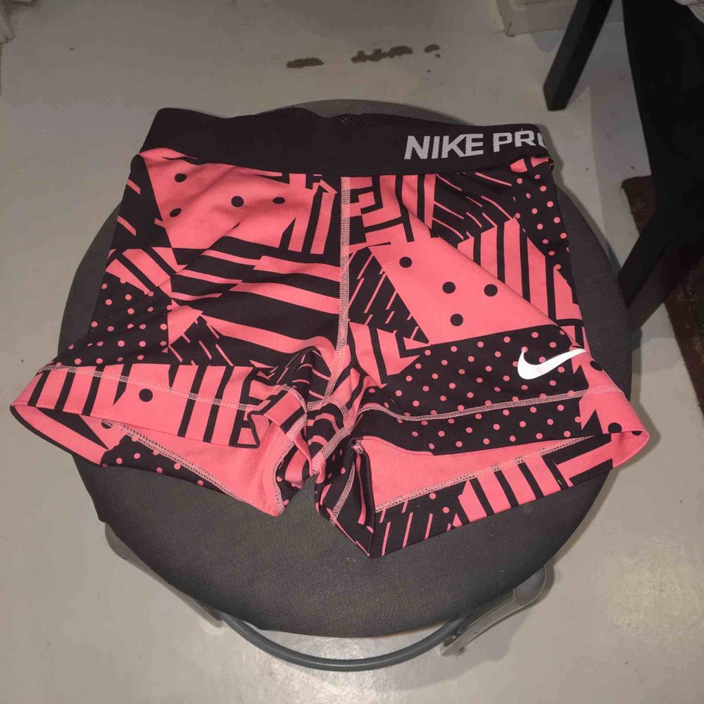 Nike Pro shorts! Rosa med coolt | Plick Second Hand