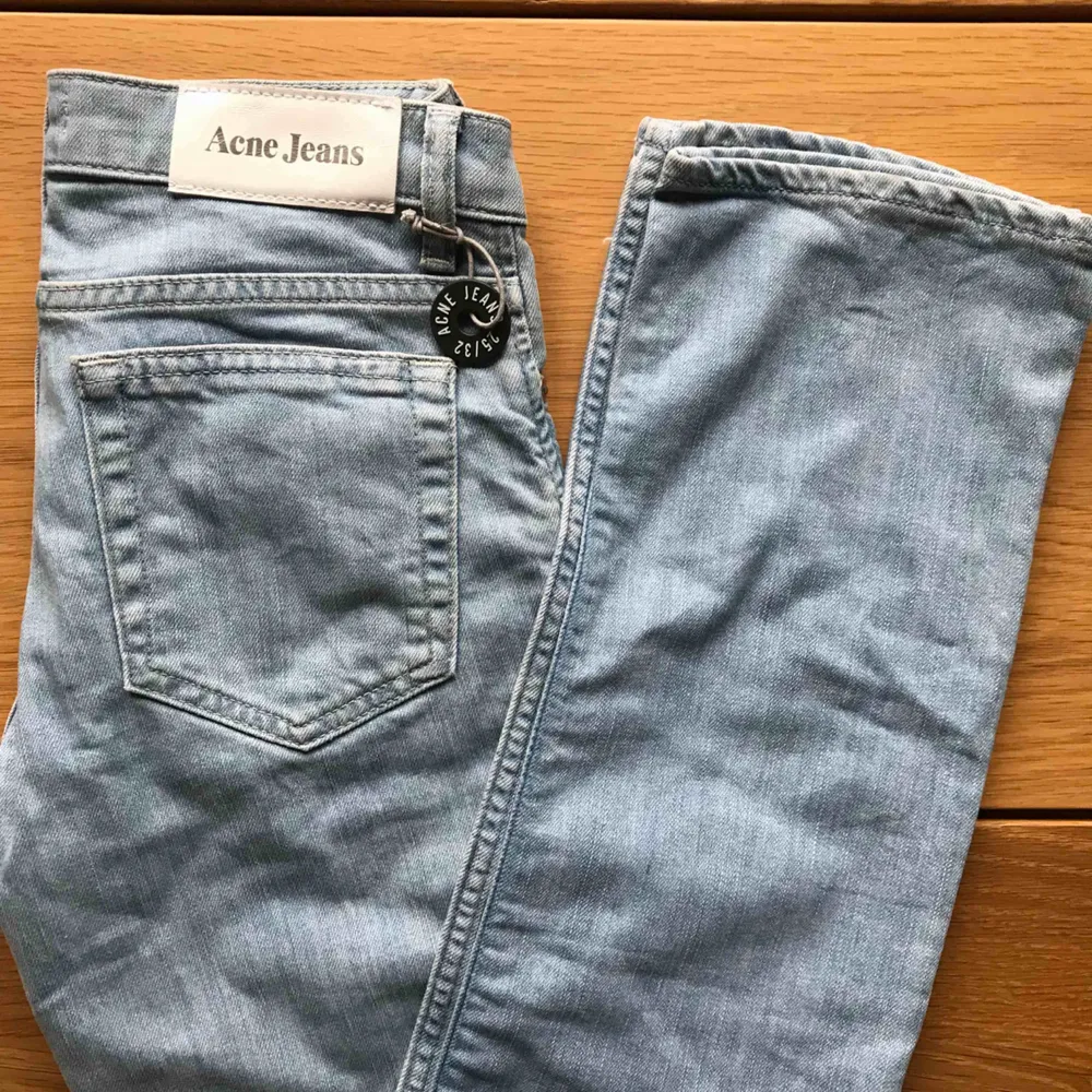 Nypris 4300kr Säljes för 500 + 39 frakt  Raka ben 👖 . Jeans & Byxor.