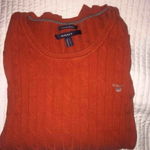  - Snygg kabelstickad tröja från Gant i färgen burnt ochre och sitter som en M på.  Den är i väldigt bra skick och inköpt för 1199:- Vid intresse skicka ett meddelande för mer information. ❤️ Frakten ligger på 79kr.