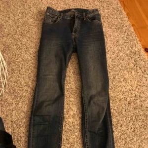  - Säljer dessa knapt använda tighta högmidjade crocker jeansen i strl 25/32, nypris 88kr, mitt pris 250kr💖💖