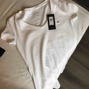  - Helt ny Tommy Hilfiger t-shirt, perfekt att ge bort som julklapp. 