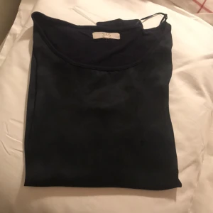  - Mörkblå långärmad från 365. Glansigt tyg framtill. Bra skick.