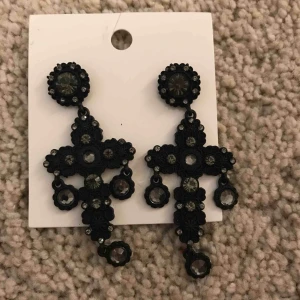  - Jättefina örhängen, aldrig använda och inte äns tagit ur förpackningen. Skicka meddelande vid frågor eller fler bilder💗