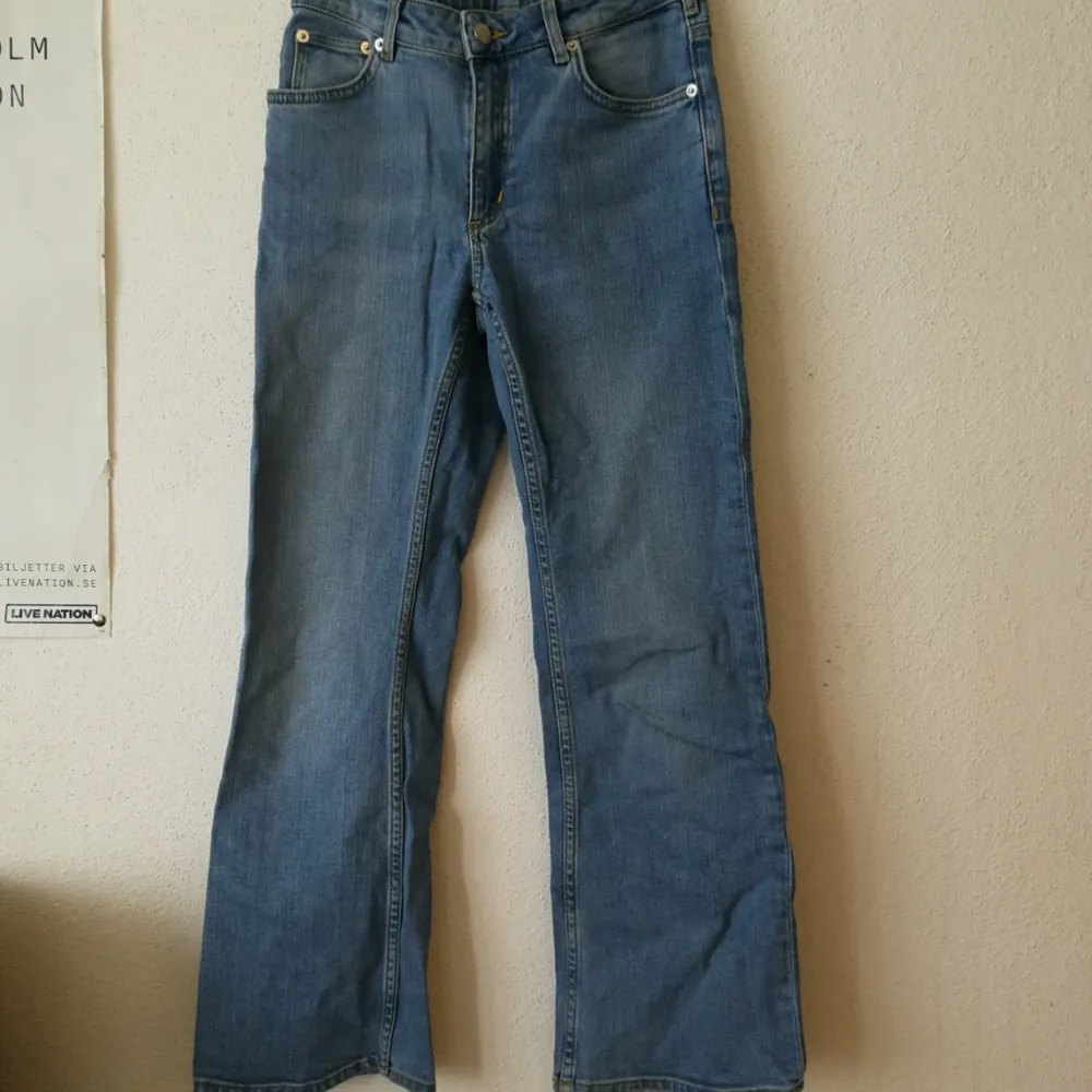 Ljusblåa kick flare jeans från &other stories, de är croppade och utsvängda. Fint skick! . Jeans & Byxor.