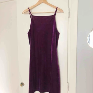  - Lila sammetsklänning från Weekday. Helt oanvänd.