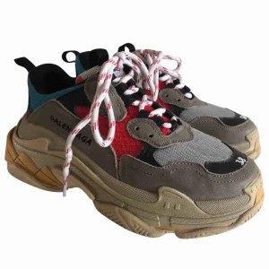  - Balenciaga triple S str. 38   Jeg har kun skoene, ingen æske eller kvittering.   Det er den gamle model som er made in Italy 