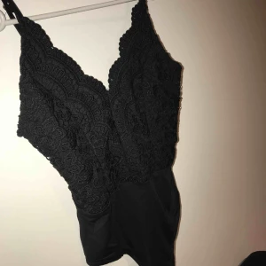  - helt ny bodys med spets !                                                           mer frågor - PM 