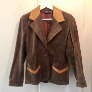  - Sjukt snygg mockakavaj som tyvärr inte kommer till användning längre. Finns en liten skråma som syns på andra bilden. Frakt betalar du!