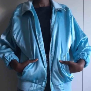 - Babyblå bombersjacka i silkes! Köparen står för frakt