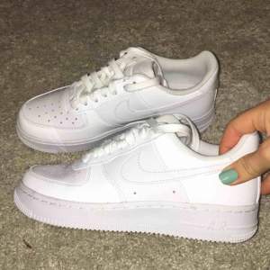 Säljer ett par Nike air force 1 då de är för stora för mig. Jag har endast använt dem en gång. Superfint skick!  Kan skicka eller mötas upp i Stockholm. 