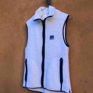  - Vintage väst i fiberpäls från Helly Hansen. Trevligt använt skick. Kan hämtas i Uppsala eller skickas mot fraktkostnad 